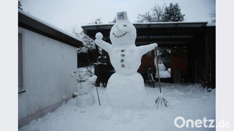 Die beiden Schneemänner bitten zu einer Schneeballschlacht. Wer möchte, kann das Duo in der oberen Wiesauer Bahnhofstraße – auch vom Gehsteig aus - bestaunen. Bild: wro