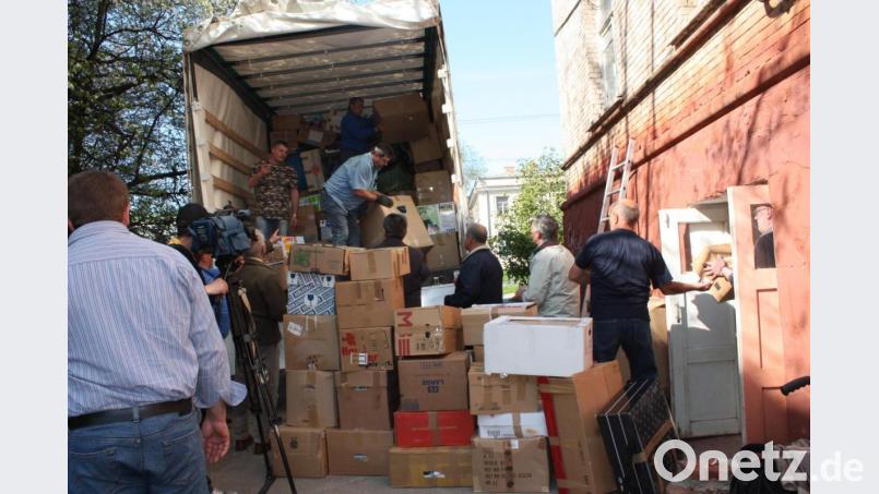 Tonnenweise Hilfsgüter haben die Aktivisten der "Humanitären Hilfe für die Ukraine aus Bayern" bei ihren Fahrten im Gepäck. Das Foto entstand beim Ausladen vor einem Obdachlosenheim in Rivne. Archivbild: frd