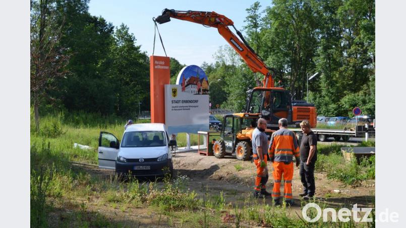 Die neue Ortstafel wird aufgestellt. Bild: Benkhardt
