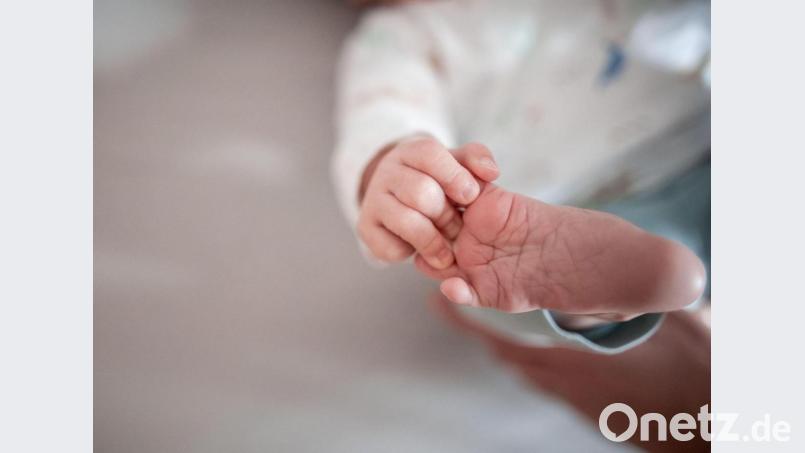 ILLUSTRATION - Ein Baby greift mit den Fingern nach seinem Fuß. Die Gesellschaft für deutsche Sprache (GfdS) hat wieder umfassendes Material von Standesämtern ausgewertet und wird die neue Rangliste der beliebtesten Babynamen in Wiesbaden bekannt geben. Bild: Fabian Strauch