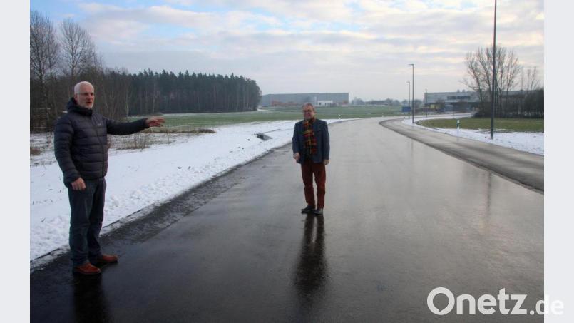 Die neue Verbindungsstraße „Am Gewerbepark“ übergaben Geschäftsleiter Thomas Weiß und Bürgermeister Toni Dutz (von links) kürzlich offiziell dem Verkehr. Bild: wro