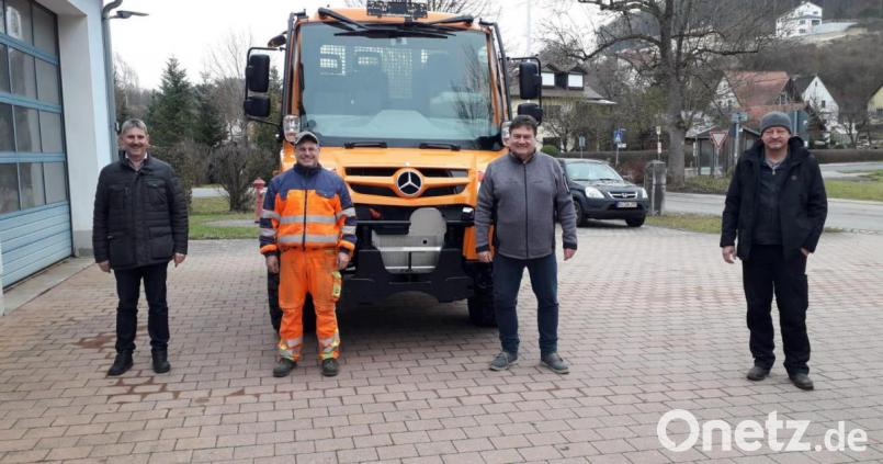 Zur Übergabe des neuen Fahrzeugs versammelt sind (von links) Bürgermeister Reiner Pickel, Bauhof-MitarbeiterThomas Göhring, der Verkäufer Jürgen Rieger (Firma Beutelhauser) und Manfred Seitz (Seitz Mercedes Servicepartner Eschenfelden) Bild: sgö