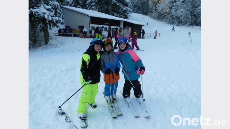 Leni, Laurenz und Luis aus Perschen erlebten am Montagnachmittag einen tollen Skitag in Nabburg. Der Andrang am Schlepplift zu den zwei Abfahrten war groß, worüber sich das Bauhof-Personal sehr freute. Bild: Portner