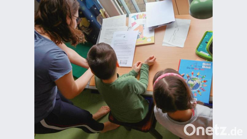 Viele berufstätige Eltern sind jetzt mit Homeschooling beschäftigt. Um Verdienstausfälle aufzufangen, können sie Kinderkrankentage einsetzen. Bild: Mascha Brichta/dpa