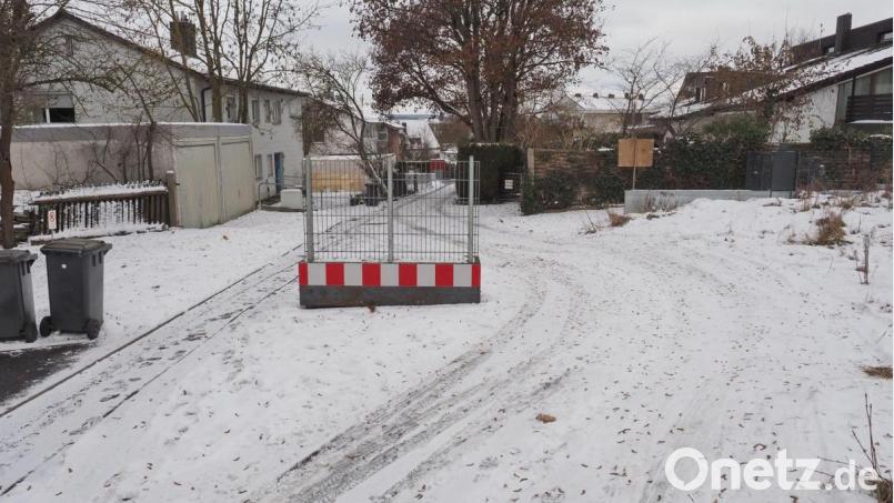 Der Pflanztrog in der Dostlerstraße ist seit dem 7. Januar aufgebaut. Er ist eine Voraussetzung dafür, dass die Stadt von den Anwohnern des Ostteils der Straße Erschließungsbeiträge fordern kann. Bild: ref