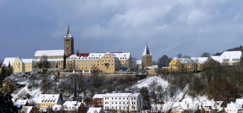Die frisch verschneite Kastler Klosterburg - von Baukränen befreit und mit neuer Fassade. Bild: jp