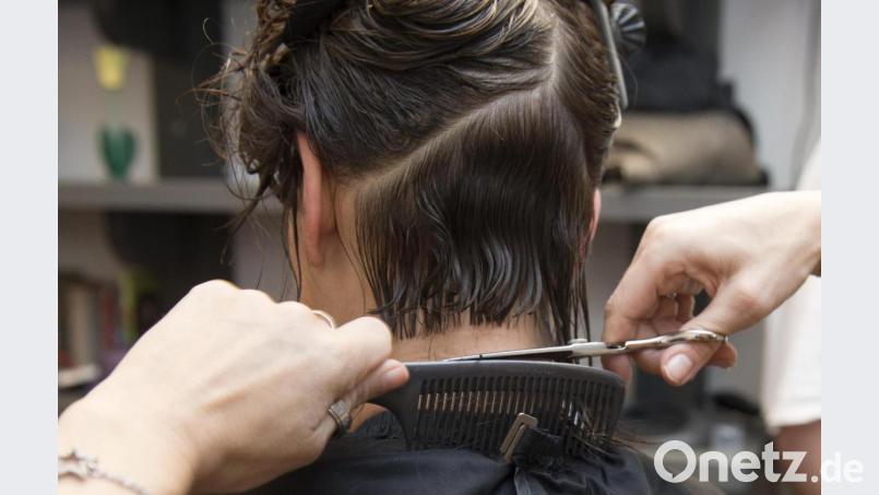 Wer sehnt sich aktuell nicht nach einem Haarschnitt? Die Salons sind seit dem 16. Dezember geschlossen. Bild: Paul Zinken/dpa