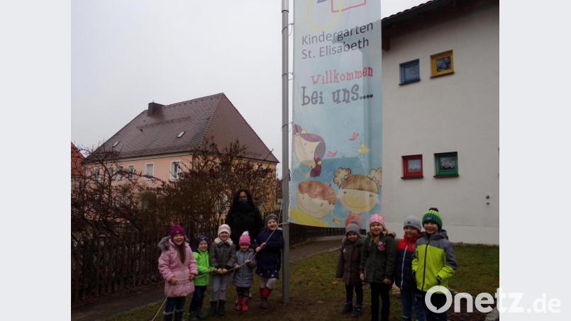 Freundlich weht ein Gruß vor dem Kindergarten St. Elisabeth in Erbendorf. Anfang Dezember haben die Kinder mit Erziehrin Tanja Heider die Fahne erstmals gehisst. Bild: fks