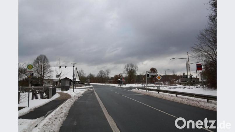 Die Pläne für die Umgestaltung der Bahnhofskreuzung konkretisieren sich immer mehr, 2022 sollen die Baumaschinen anrollen. Noch heuer werden im ganzen Gemeindegebiet die Straßenlaternen auf energieeffizientere LED-Lampen umgerüstet. Bild: bjp