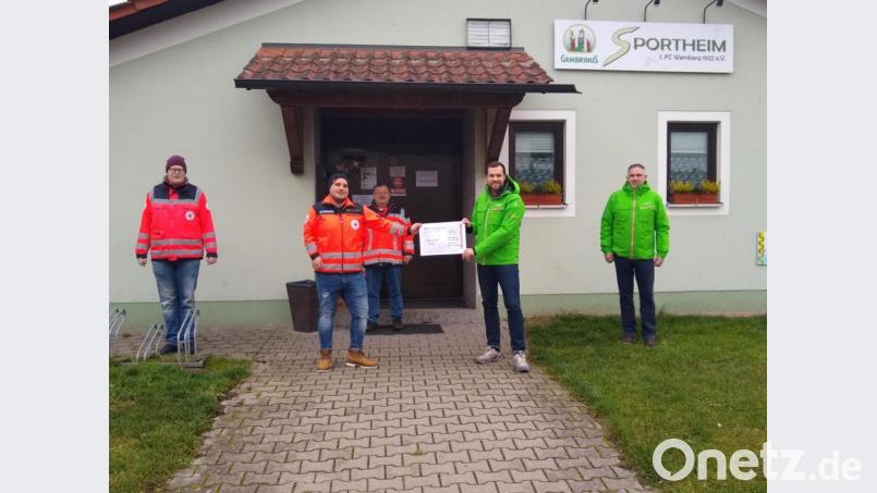 Die BRK-Vertreter Tobias Böhnstedt, Johannes Brenner und Hannes Brenner freuten sich über die Spende, die der Vorsitzende der FC-Sparte Ski, Armin Burkhard, und Kassier Franz Gradl (von links) überreichten. Bild: Ulf Kirschner/exb