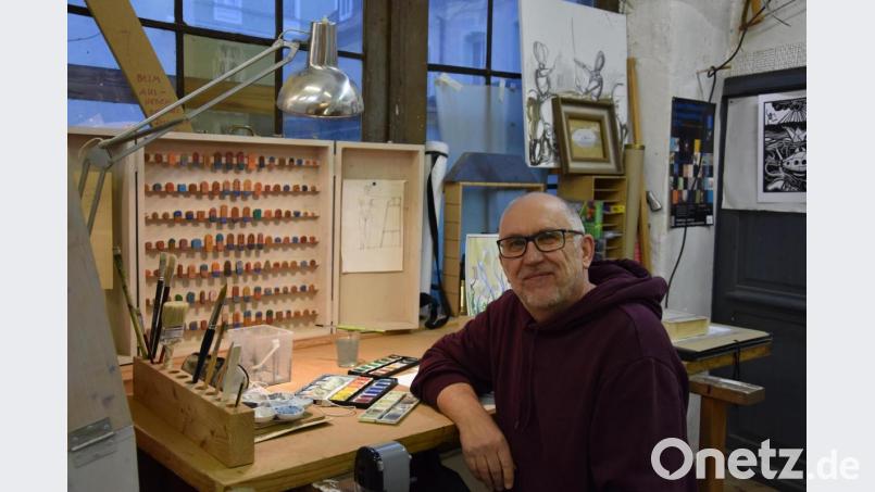 Thomas Thalhammer, Kunstlehrer am Carl-Friedrich-Gauß-Gymnasium in Schwandorf, sammelt seit 20 Jahren die Radiergummis seiner Schüler. Bild: esa