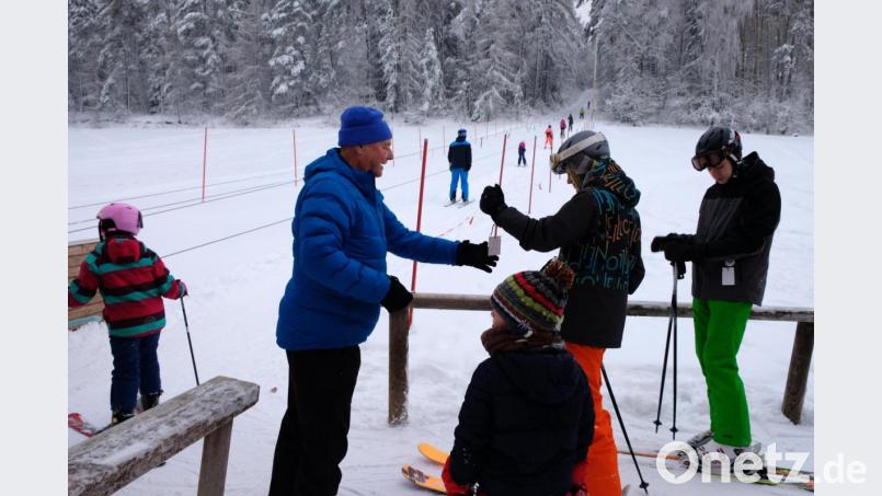 Sogar Alwin Werner, Ehrenvorstand beim Skiclub Schwarzenfeld, ließ es sich am Dienstagnachmittag nicht nehmen, Dienst am Lift zu leisten. Bild: mab