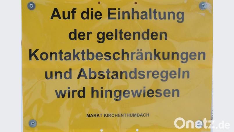 Hinweisschilder sollen die Erholungssuchenden an die Einhaltung der Infektionsschutzbestimmungen erinnern. Bild: do