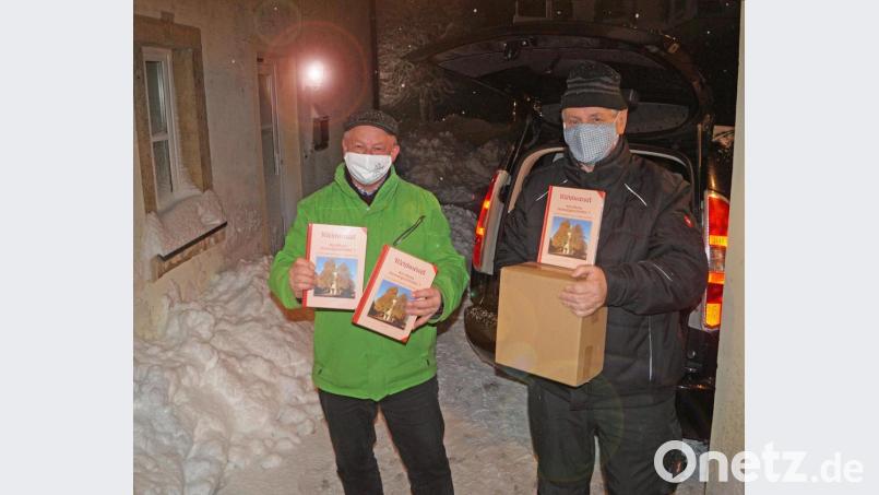 Verleger Eckhard Bodner (links) und Kirchenpfleger Siegmund Geisler stand im Pfarrheim die Freude trotz Maske ins Gesicht geschrieben. Eine offizielle Buchpräsentation ist wegen Corona nicht möglich. Bild: gis