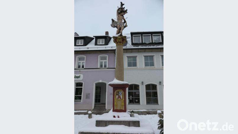 Die Sebastiansäule auf dem Kemnather Marktplatz wurde im Jahr 1714 aufgestellt, weil die Stadt von der tödlichen Pestseuche verschont wurde. Mit der Errichtung erfüllten die Kemnather Bürger ihr Pestgelübde. Bild: jzk