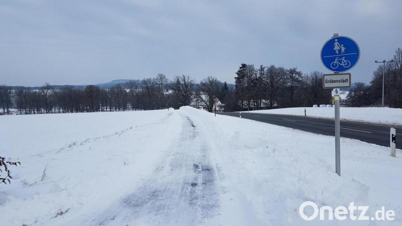 Bereits vor 20 Jahren wurden die ersten 100 Meter des Geh- und Radweges nach Lohma zwischen Moosbach und Gröbenstädt hergestellt. Dann war Funkstille. Im Haushalt 2021 sind nun 660.000 Euro für die Fertigstellung eingeplant. Bild: gi