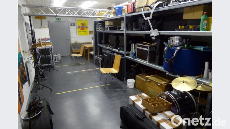 Der derzeit verwaiste Probenraum im Instrumentenzimmer in der Turnhalle. Bild: fsb