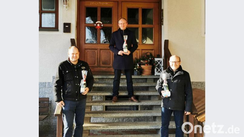 Sekt für die Geburtstagsjubilare 2021 haben Zweiter Bürgermeister Thomas Kleber, Fraktionssprecher Wolfgang Voit und Robert Brenner reichlich vorrätig. Ob sie ihn persönlich überreichen dürfen, ist eine ganz andere Frage. Die hat ausnahmsweise nichts mit Corona zu tun. Bild: gz