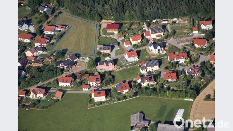 Sieben neue Bauparzellen (auf dem Luftbild links oben blau markiert), in bester Lage, sollen demnächst im Ortsteil Gleiritsch entstehen. Bild: ask