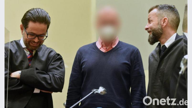 Gute Miene zum bösen Spiel: Der deutsche Sportmediziner Mark S. (Mitte), angeklagt als Drahtzieher eines internationalen Doping-Netzwerks im Radsport und Wintersport, flachst mit seinen Anwälten Alexander Dann (rechts) und Yuri Goldstein. Bild: Christof Stache/dpa
