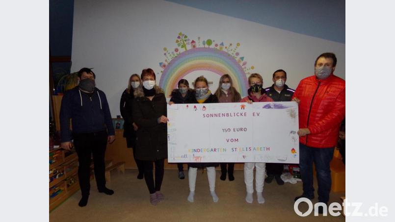 Eine persönliche Übergabe war aufgrund der pandemischen Lage nicht möglich. Der Elternbeirat fand sich stattdessen bereits Anfang Dezember für ein &quot;schnelles&quot; Foto zusammen. Der Scheck wurde von den Kindergartenkindern gestaltet. Bild: fks