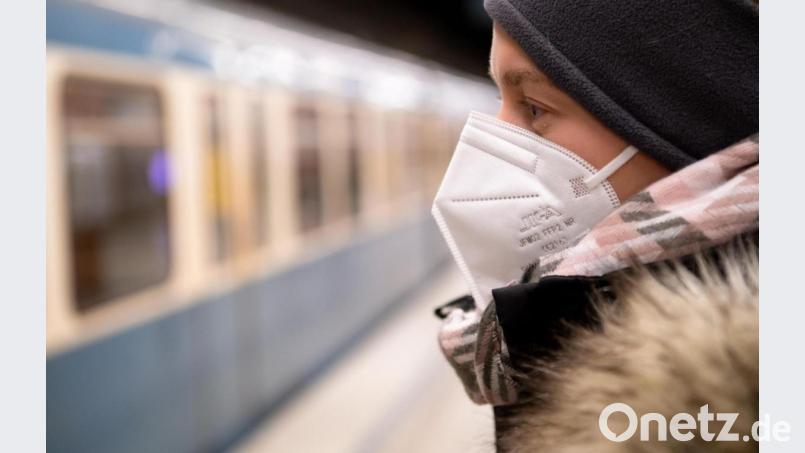 Ein Frau mit FFP2-Maske wartet in einer U-Bahnstation auf die Bahn. In Bayern gilt ab 18. Januar eine Pflicht zum Tragen von FFP2-Masken im öffentlichen Nahverkehr und im Einzelhandel. Symbolbild: Sven Hoppe/dpa