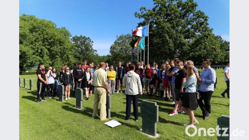 Geschichtsstunde auf der deutschen Kriegsgräberstätte in Niederbronn-les-Bains, als Corona noch überhaupt kein Thema war: Bernhard Klein als Leiter der Jugendbegegnungsstätte Albert Schweitzer, gab Jugendlichen aus Deutschland, Polen und Frankreich Einblicke in die deutsch-französische Geschichte. Archivbild: bk