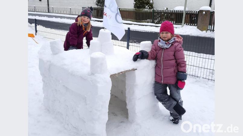Ein schmuckes Häuschen aus Schnee haben Annabell und Mathilda im heimischen Garten in Pechbrunn gebaut. Bild: Bernd Wagner/exb