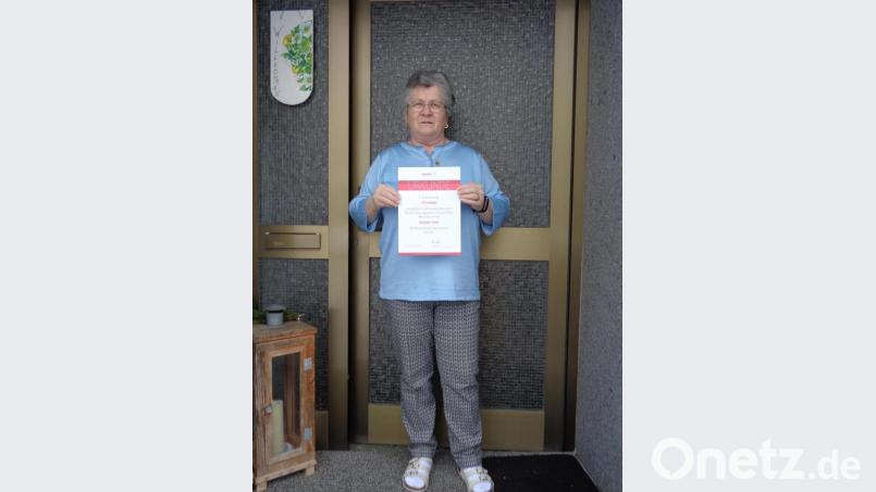 Brigitte Götz mit ihrer Urkunde und der Ehrennadel in Gold für 75 Mal Blutspenden. Bild: amö