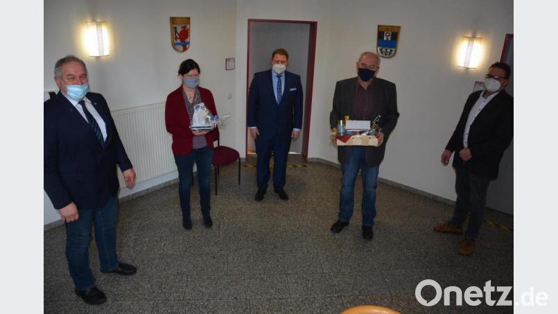 Nach 43 Berufsjahren, davon 37 bei der VG Mitterteich, wurde Albrecht Ernstberger (Zweiter von rechts) in den Ruhestand verabschiedet. Mit dabei waren (von links) Leonbergs Bürgermeister Johann Burger, Kämmerin Ursula Ockl, Mitterteichs Bürgermeister Stefan Grillmeier und Pechbrunns Bürgermeister Stephan Schübel. Bild: jr