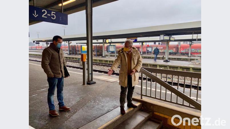 Der Schwandorfer Wirtschaftsförderer Roland Kittel und Oberbürgermeister Andreas Feller (von links) diskutieren Verbesserungsmöglichkeiten der Barrierefreiheit im Schwandorfer Bahnhof. Bild: Wirtschaftsförderung Schwandorf/exb