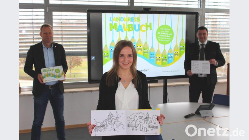 Regionalmanagerin Veronika Kiener präsentiert das neue Landkreis-Malbuch, hier mit Christian Meyer vom Büro für Wirtschaftsförderung (links) und Kreisentwicklung und Landrat Thomas Ebeling (rechts). Bild: Hans Prechtl/exb
