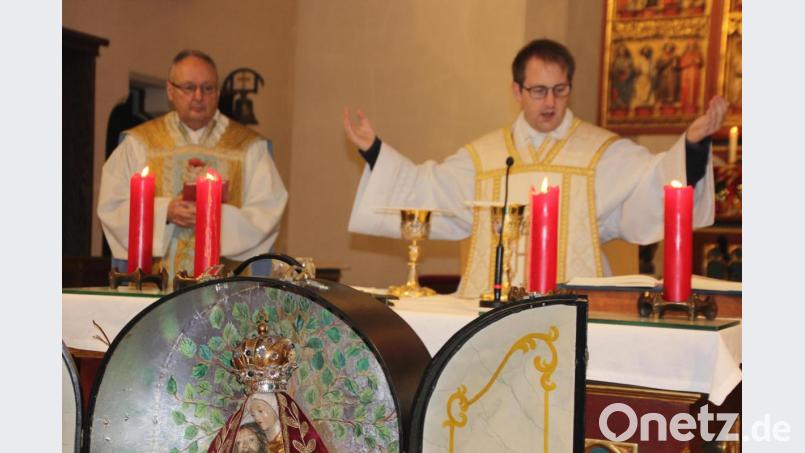 Kaplan Daniel Fenk und Stadtpfarrer Georg Flierl zelebrierten den Wallfahrtsgottesdienst. Bild: kro