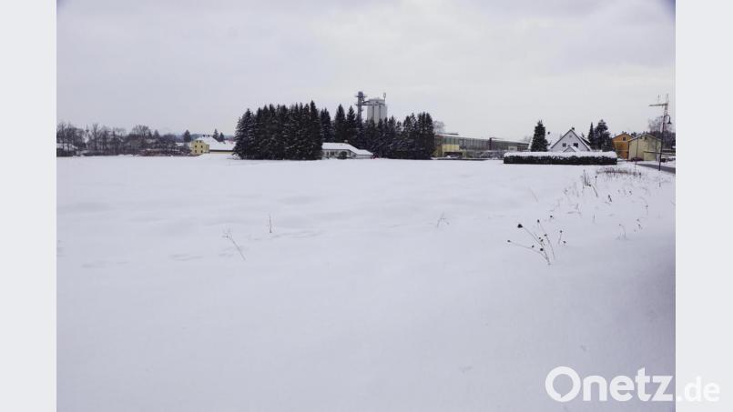 In einem Abstand von 35 Metern ist parallel zur auf der rechten Seite verlaufenden Straße &quot;Brandäcker&quot; der Neubau der Bauhofhalle geplant.
Im Hintergrund das Betriebsgelände von Markgraf und dazwischen zwei private Häuser. Bild: bkr