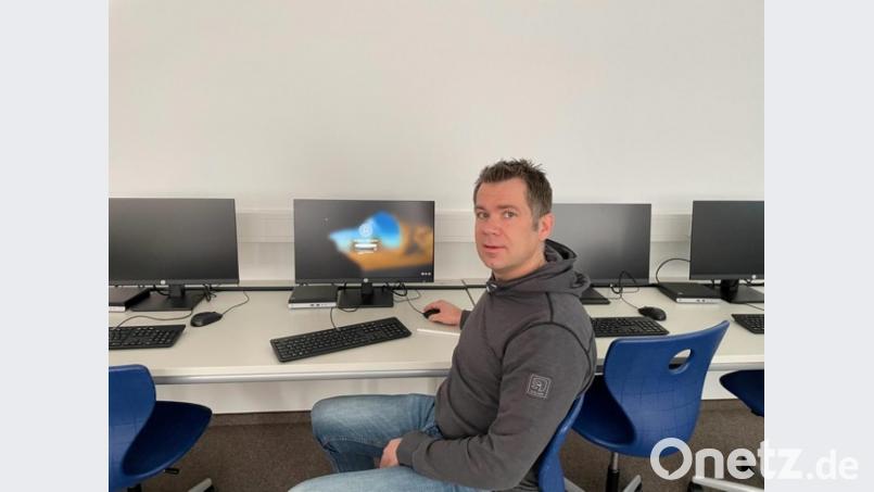 IT-Leiter Thomas Wiedenbauer erläutert, warum die Grund- und Mittelschule digital gut ausgerüstet ist. Bild: e