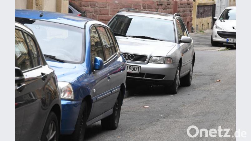 Vielerorts ein Problem: Autos parken auf einem Gehweg. Nun beschäftigen sich auch die Störnsteiner Räte mit dem Thema. Symbolbild: Uli Deck/dpa/exb