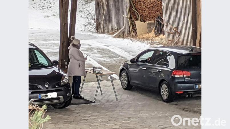 Ohne das Auto zu verlassen, konnten sich die Bürger FFP2-Masken im Drive-In der Fensterbacher Nachbarschaftshilfe abholen. Bild: Anita Schwaiger/exb