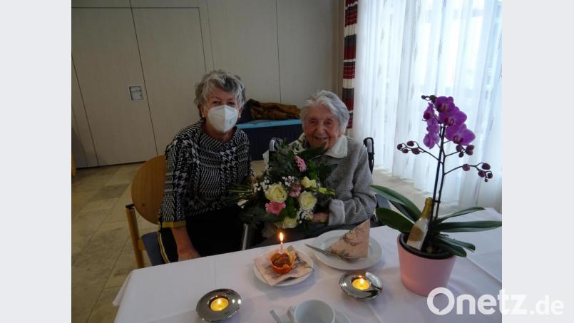 Helga Regner (links) darf ihrer Mutter Wilhelmine Betz im Marienheim der Caritas zum 100. Geburtstag gratulieren. Bild: Daniela Donhauser/exb