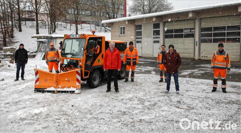 Der neue Ladog mit Fahrer Wolfgang Schmidt. Mit auf dem Bild die Bauhofmitarbeiter mit Bauhofleiter Josef Liedl (Vierter von rechts), dem Technischen Angestellten Markus Meyer (links), Bürgermeister Johannes Reger (Fünfter von rechts) sowie Andreas Böckl (Zweiter von rechts) von der Firma Landwirtschaftstechnik Böckl, der für den zukünftigen Service des Fahrzeugs zuständig ist. Bild: njn