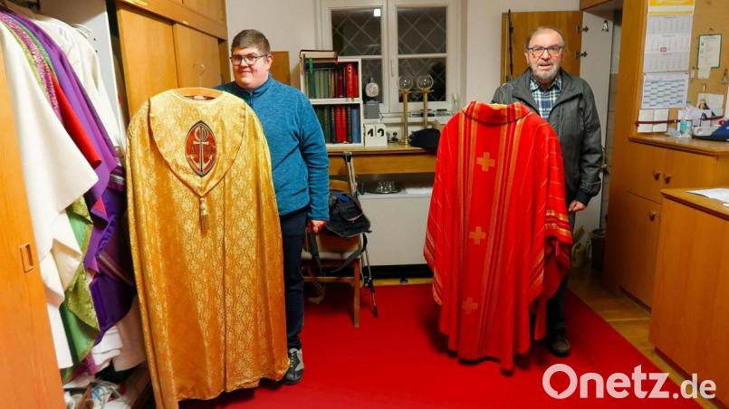 Zu kirchlichen Hochfesten verrichten Tobias Megies und Peter Steinhauser (von links) die anfallenden Arbeiten oft gemeinsam. Dazu zählen auch die Vorbereitungen in der Sakristei und die Prüfung der Priestergewänder auf Sauberkeit. Bild: bsc