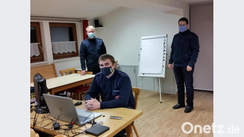 Gerätewart Wolfgang Zitzmann (sitzend) kennt sich schon beruflich bestens mit Videokonferenzen aus. Jetzt richtete er auch der Oberlinder Feuerwehr eine Online-Schulung ein. Die beiden Kommandanten Markus Kindl (rechts) und Albert Herrmann (links) sind wie die aktiven Feuerwehrkräfte begeistert, die sich gerne in das System einklinken und miteinander lernen oder Gefahrenlagen besprechen. Bild: dob