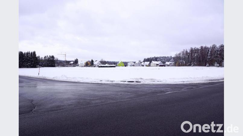 Blick von der Einmündung der Straße &quot;Mertelacker&quot; in die Gemeindeverbindungsstraße nach Plößberg auf das Gewerbegebiet Ost/weifelau.
Auf der gegenüberliegenden, nördlichen Seite ist der Neubau der Bauhofhalle geplant. Bild: bkr