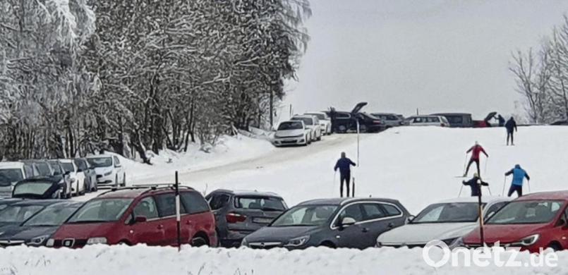 Autos und Langläufer im Langlaufzentrum Rosenhof bei Schönsee. Bild: mr