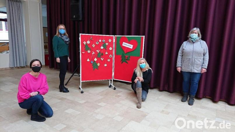 Stehend von links Elternbeiratsvorsitzende Silke Rosner und Stellvertreterin Anita Leiß mit einer Auswahl von fantasievoll gestalten Christbaumanhängern, vorne Schulleiterin Claudia Strobel-Dietrich und Stellvertreterin Petra Burger. Bild: Mittelschule Waldsassen/exb