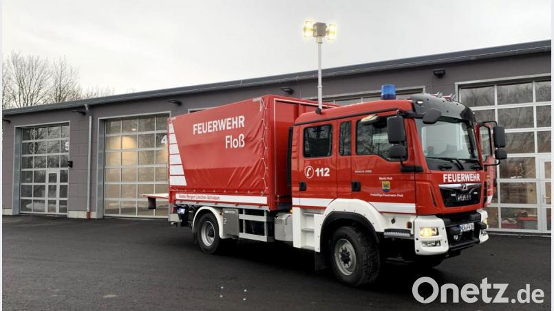 Ganzer Stolz ist der neue &quot;V-LKW Bayern&quot; der Stützpunktfeuerwehr Floß Bild: omu