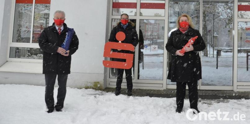 Die Leiterin der Sparkassen-Hauptstelle in Sulzbach, Petra Pöhlmann, (rechts) mit Ihrem Vorgänger, dem neuen Kommunalkundenberater Hermann Deichler (links), und Vorstandsvorsitzendem Dieter Meier (Mitte). Bild: Kathrin Schmidt/exb