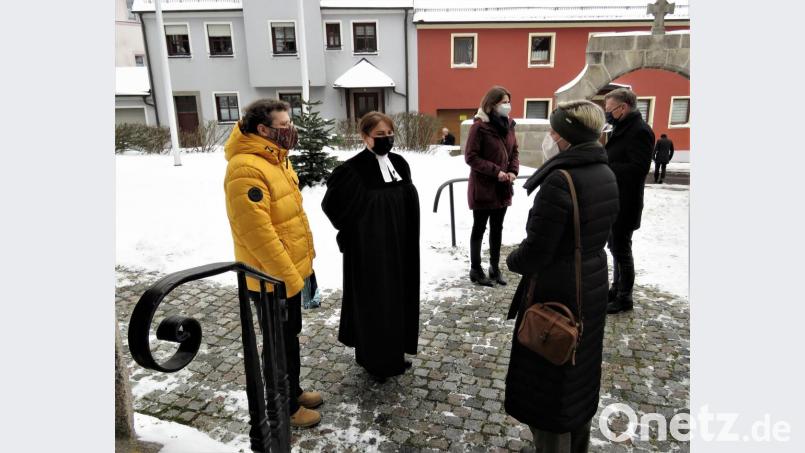 Nach dem Gottesdienst verabschiedeten sich die Gäste noch einmal persönlich. Dem Ehepaaar André Fischer und Katharina Bach-Fischer (links) &quot;Auf Wiedersehen&quot; sagte auch Pfarrerin Dr. Stefanie Schön (rechts) von der Kirchengemeinde Tirschenreuth und Waldsassen. Bild: ubb
