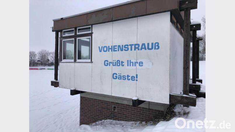 Der Gruß im Sportzentrum &quot;Vohenstrauß grüßt Ihre Gäste&quot; - grammatikalisch nicht korrekt - soll überpinselt werden. _Anstelle einer Ausbesserung in &quot;Vohenstrauß grüßt seine Gäste&quot; soll die betreffende Wand nun von Spielvereinigung und TV Vohenstraußer komplett neu gestaltet werden. Bild: ck