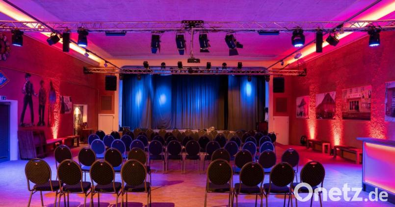 Die Corona-Bundeshilfe „Neustart Kultur“ machte fürs Capitol im Saal die Optimierung der Soundanlage möglich. Außerdem setzte Thilo Hierstetter in Eigeninitiative die Vergrößerung der Bühne und die Erweiterung der Lichttechnik um. Bild: Thilo Hierstetter