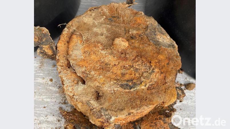 Was daherkommt wie ein paniertes XXL-Schnitzel, war im September 2020 der Grund für die Aufregung rund ums Wasserwerk in Weiden: Dieser leere Abwurfbehälter ließ lange eine scharfe Fliegerbombe im Untergrund vermuten, eine Evakuierung eines Stadtteils stand unmittelbar bevor. Archivbild: Stadt Weiden